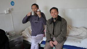 Zhu Chengzhi (right) with Li Wangyang in Li's hospital room just days before Li was found dead. 